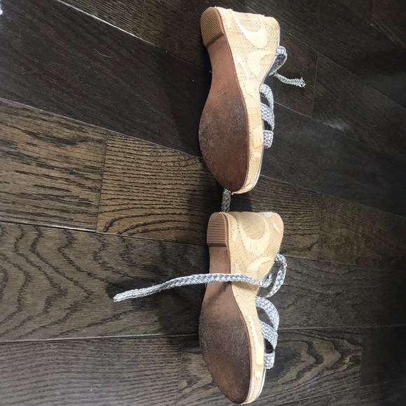 👡 Coach wedge 3 1/2” heel and 1” platform sandals - Picture 4 of 9